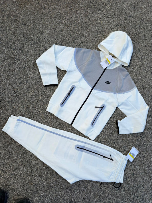 Chandal Nike tech blanco y gris logo negro