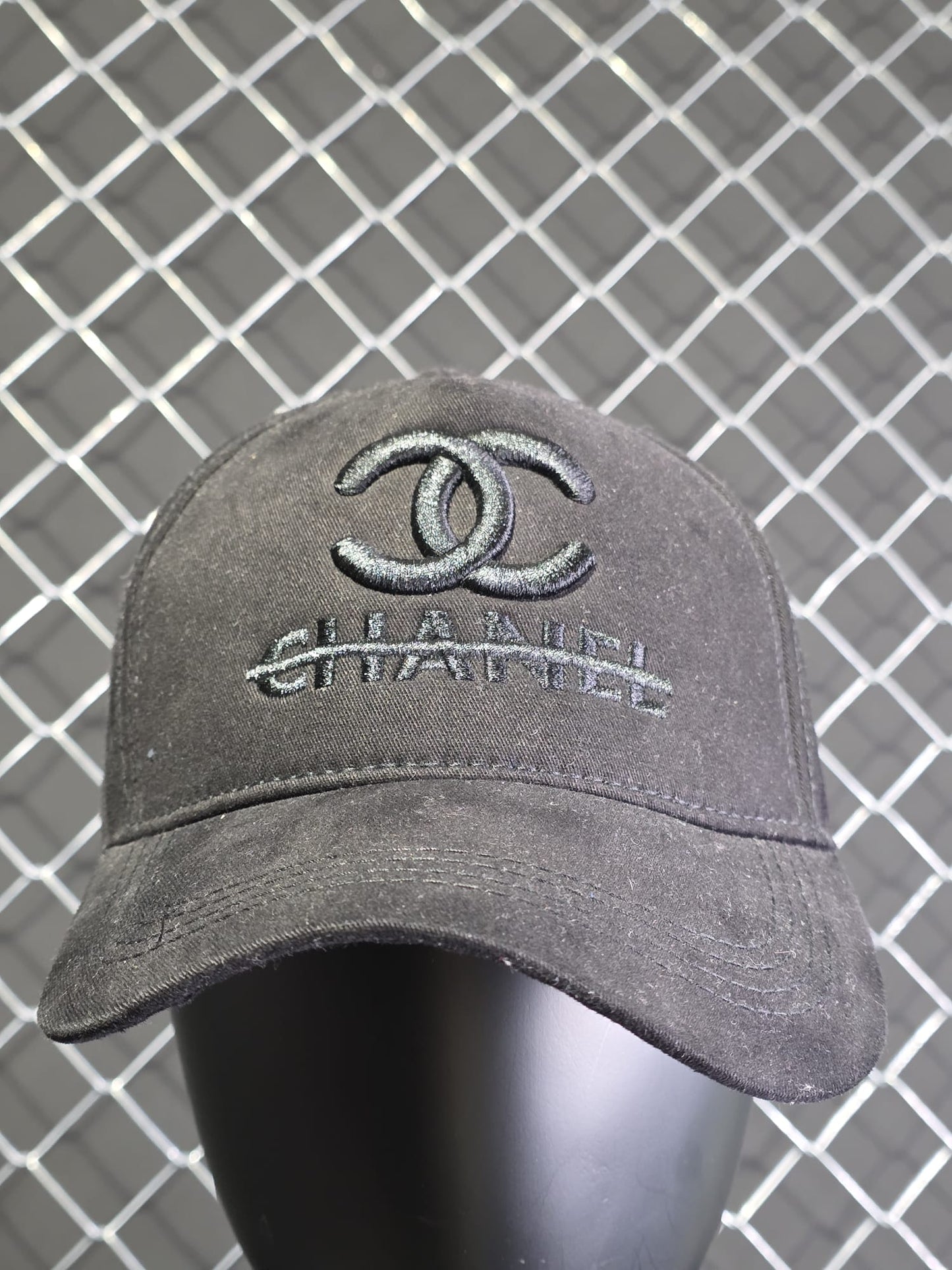 Gorra Chanel negra logo negro