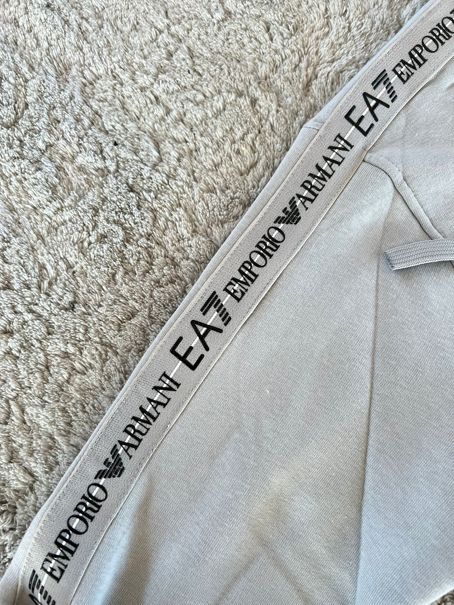 Chandal armani gris logo blanco contorno negro logo negro