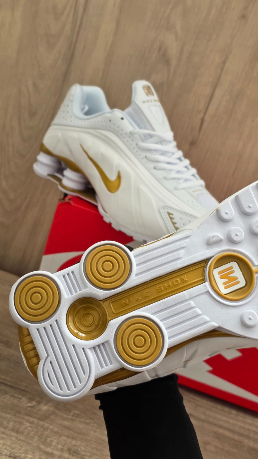 Shox r4 blanca logo oro