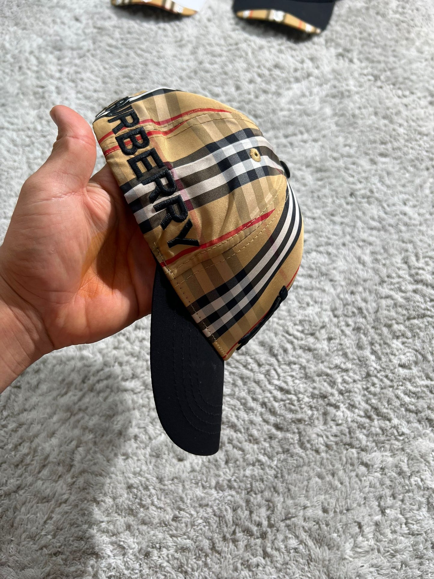 Gorra Burberry G5 marron y negra