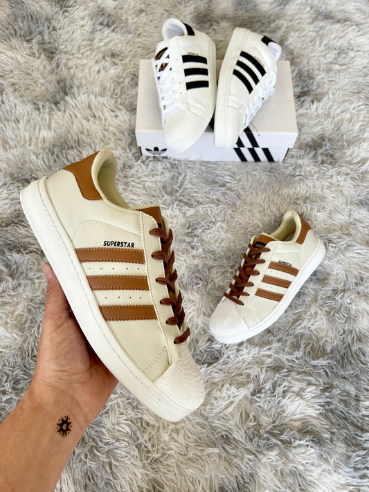 Adidas Superstar crema logo beige detalles blancos