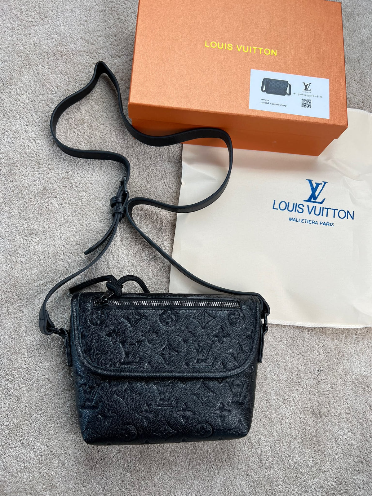 Bandolera LV negra logos