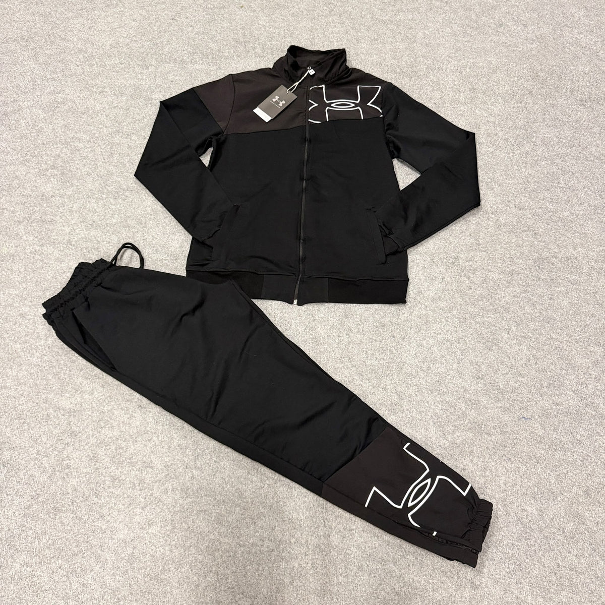Chandal under armour negro y marron logo blanco