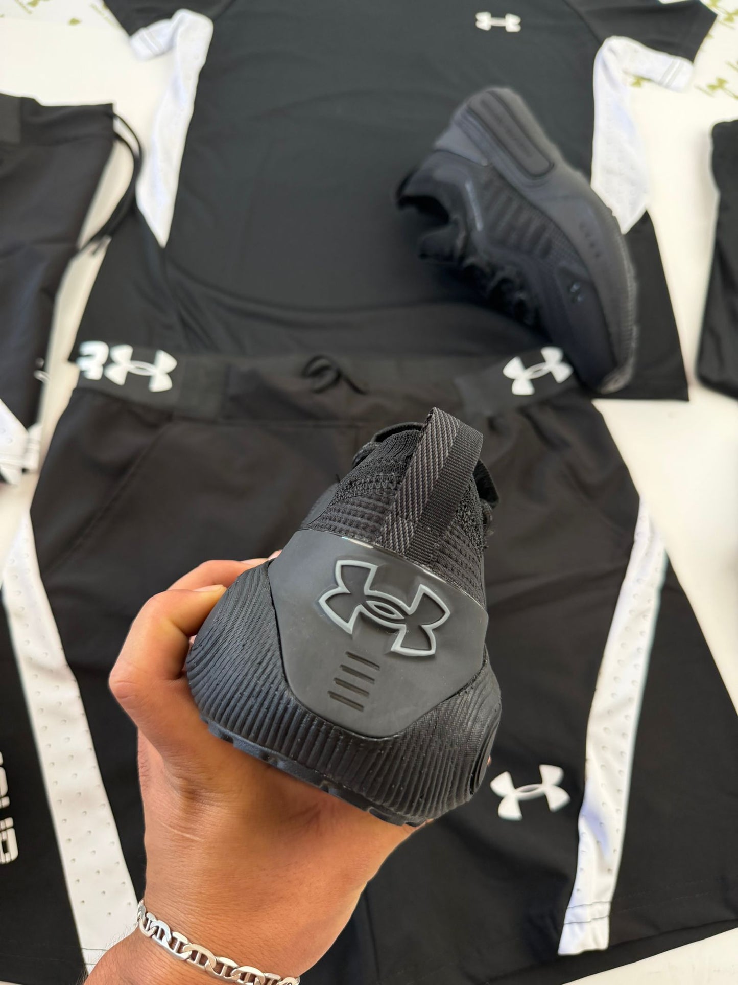 UNDER ARMOUR UA HOVER REACTOR negras logo blanco
