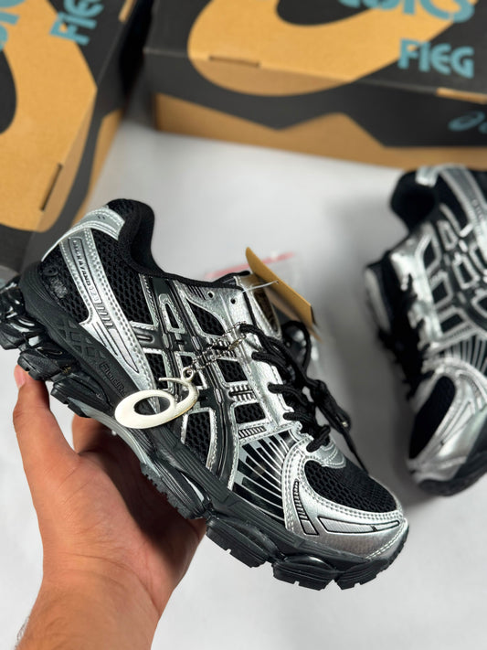 Asics negras y plateadas