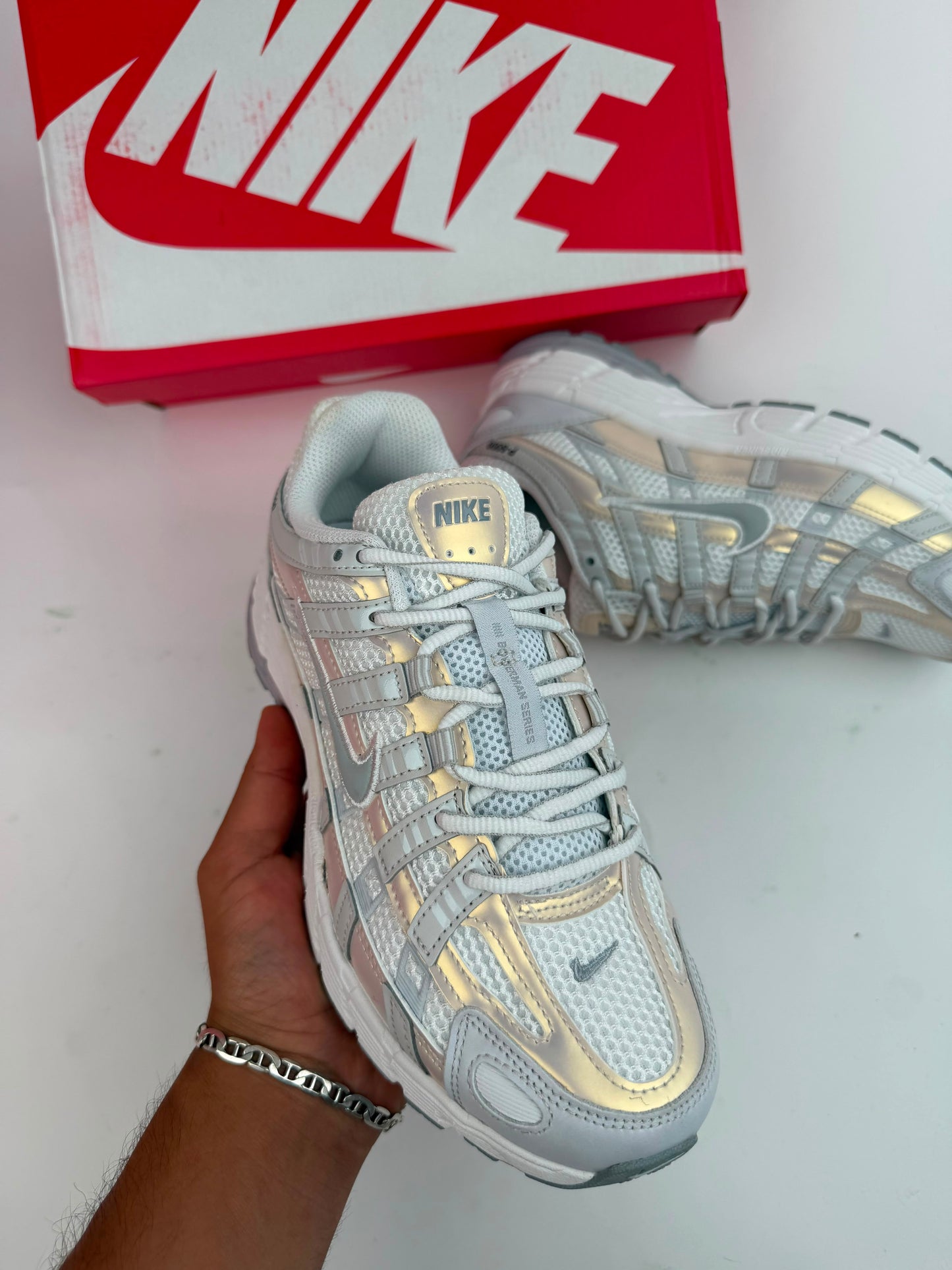 Nike P-6000 grises y blancas