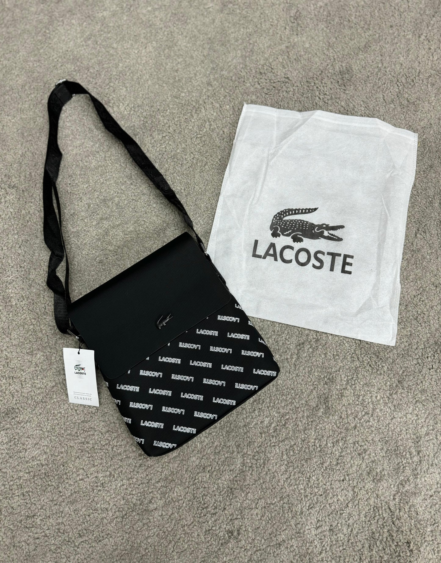 Bolso Lacoste negro logos blancos