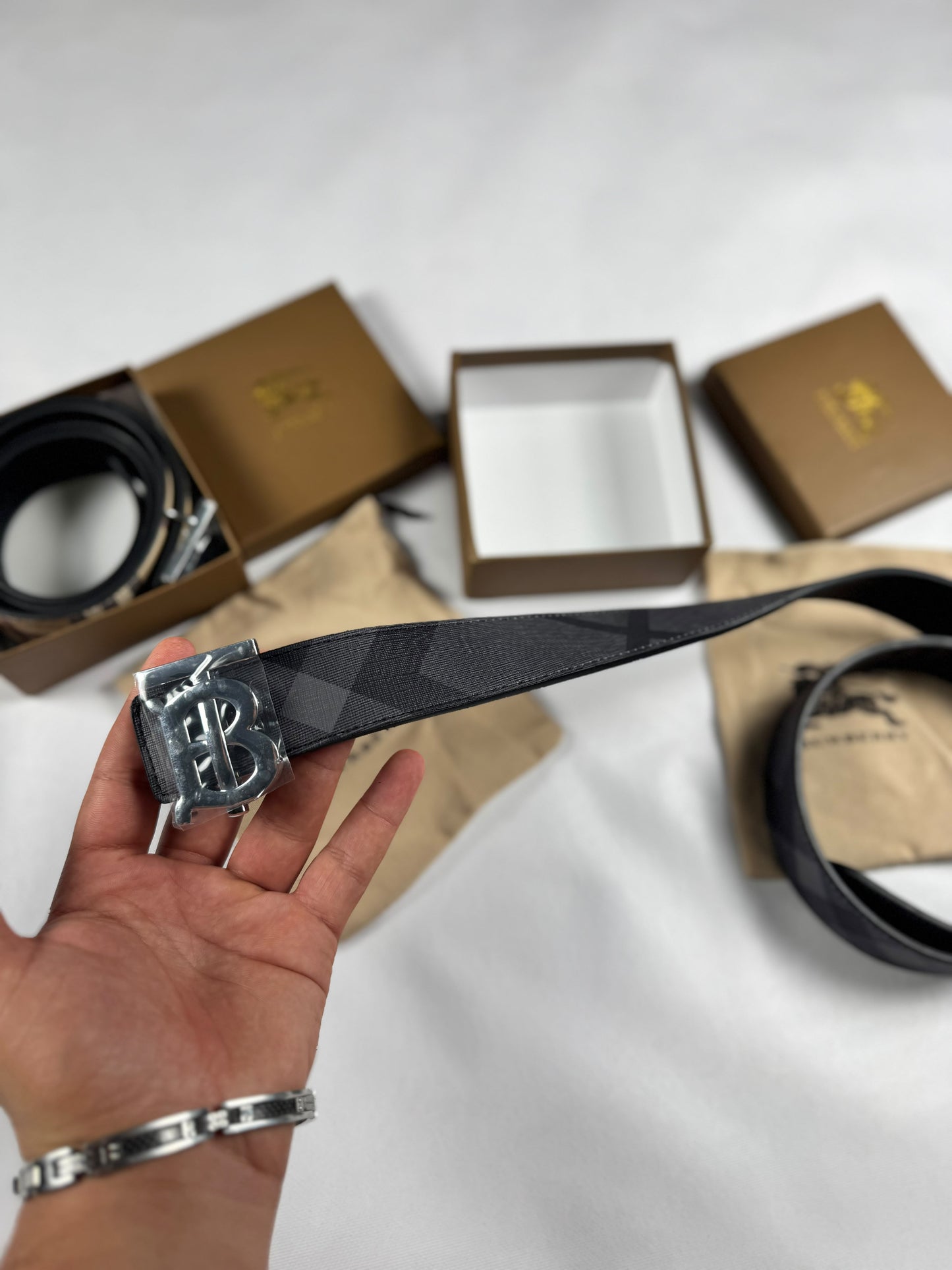 Cinturon Burberry negro logo plateado