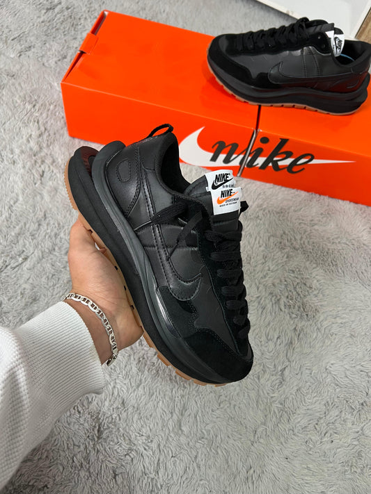 NIKE SACAI WAFFLE NEGRAS