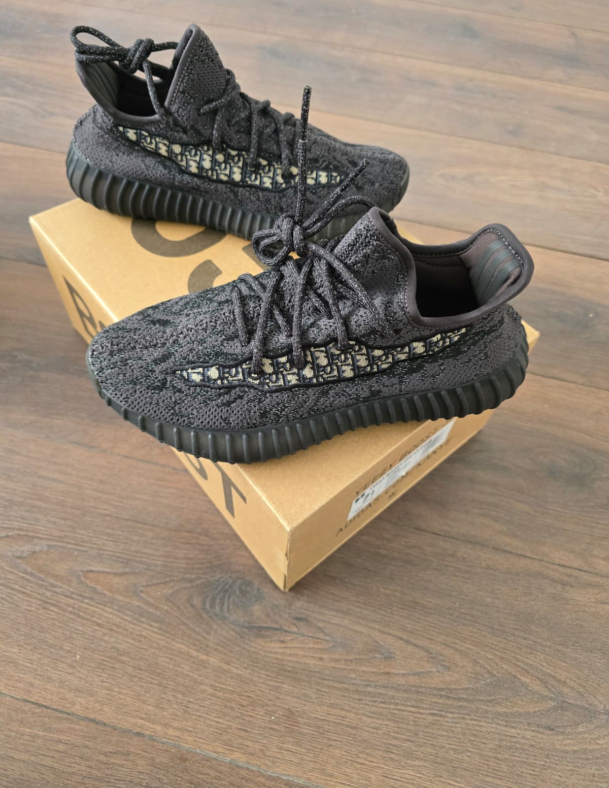 Yeezy boost x dior negra