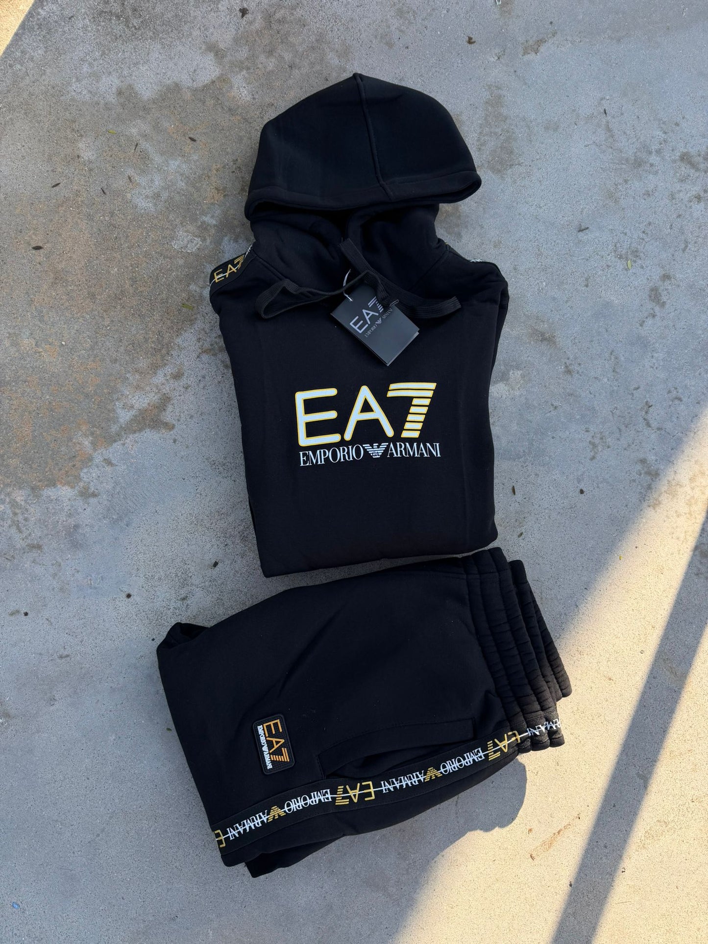 Chandal armani negro logo blanco y dorado