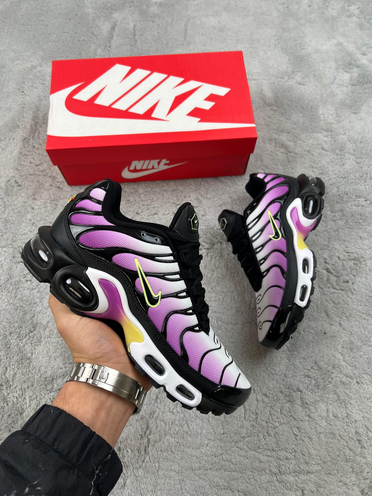 Nike tn morada y blanca logo negro solapa negro