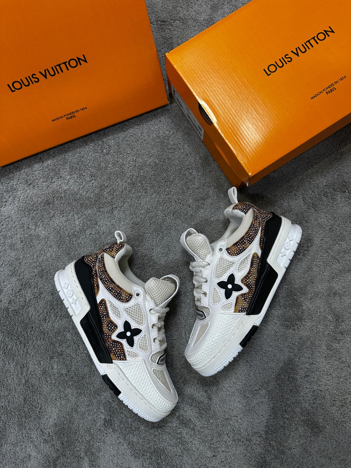 LV skate blancas logo negro detalles marrones