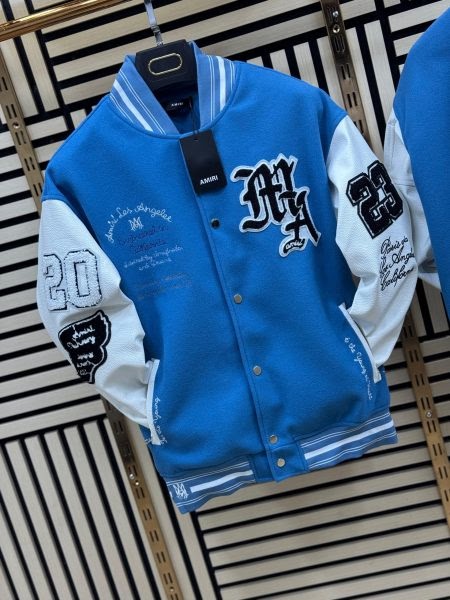 Chaqueta AMIRI azul logo negro y blanco detalles blancos