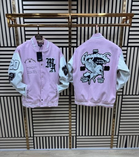 Chaqueta AMIRI rosa logo negro y blanco detalles blancos