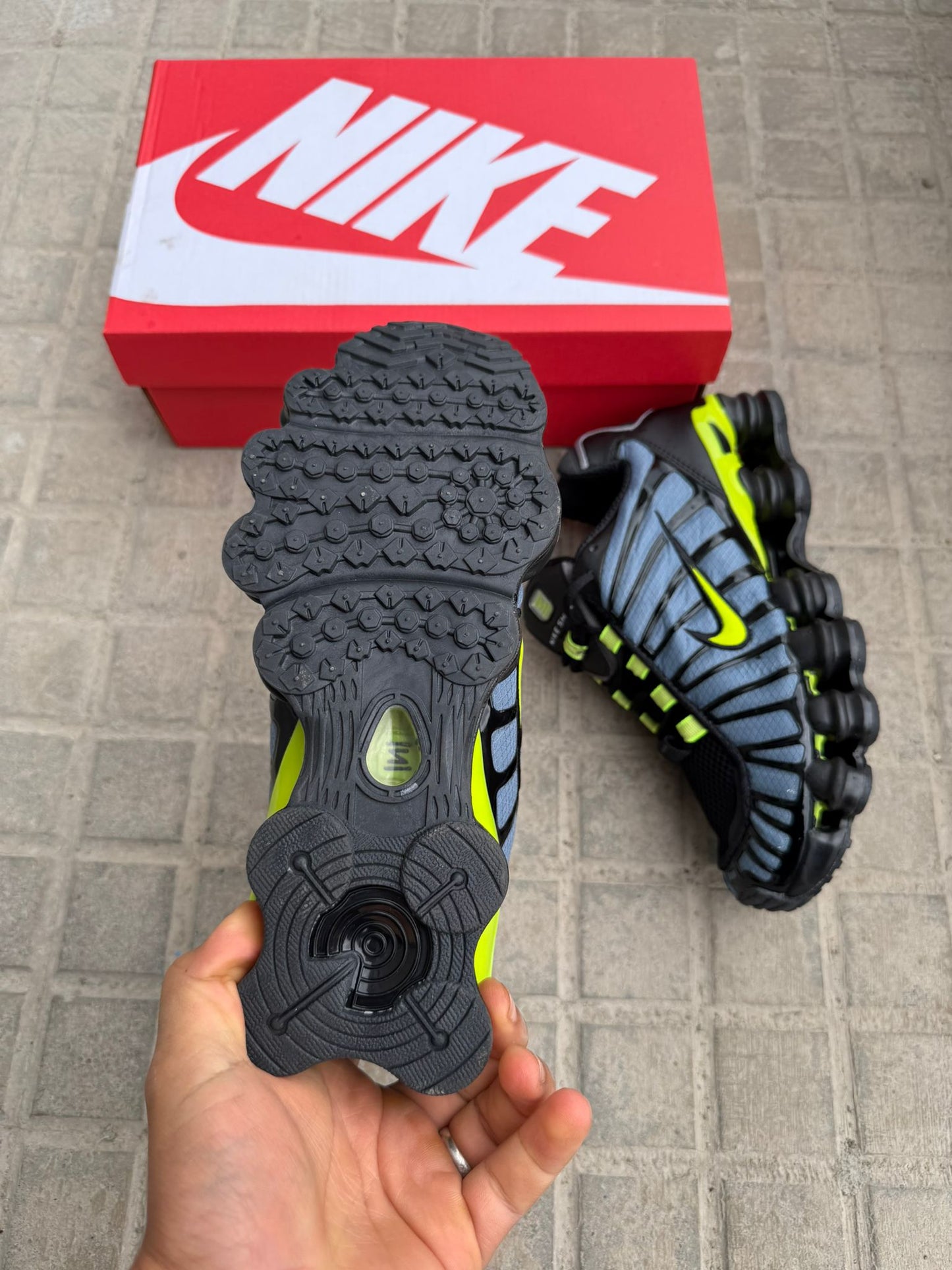 Shox grises logo fluor contorno negro