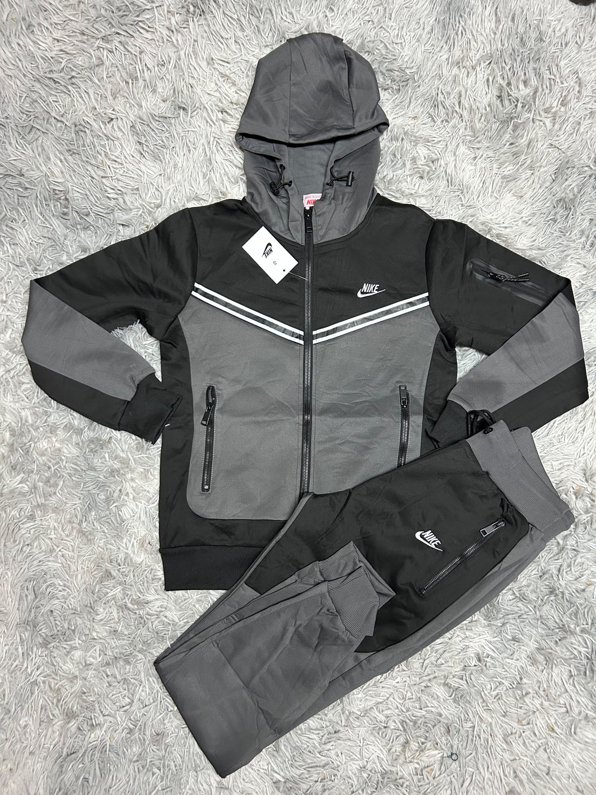 Chandal tech negro y gris logo blanco