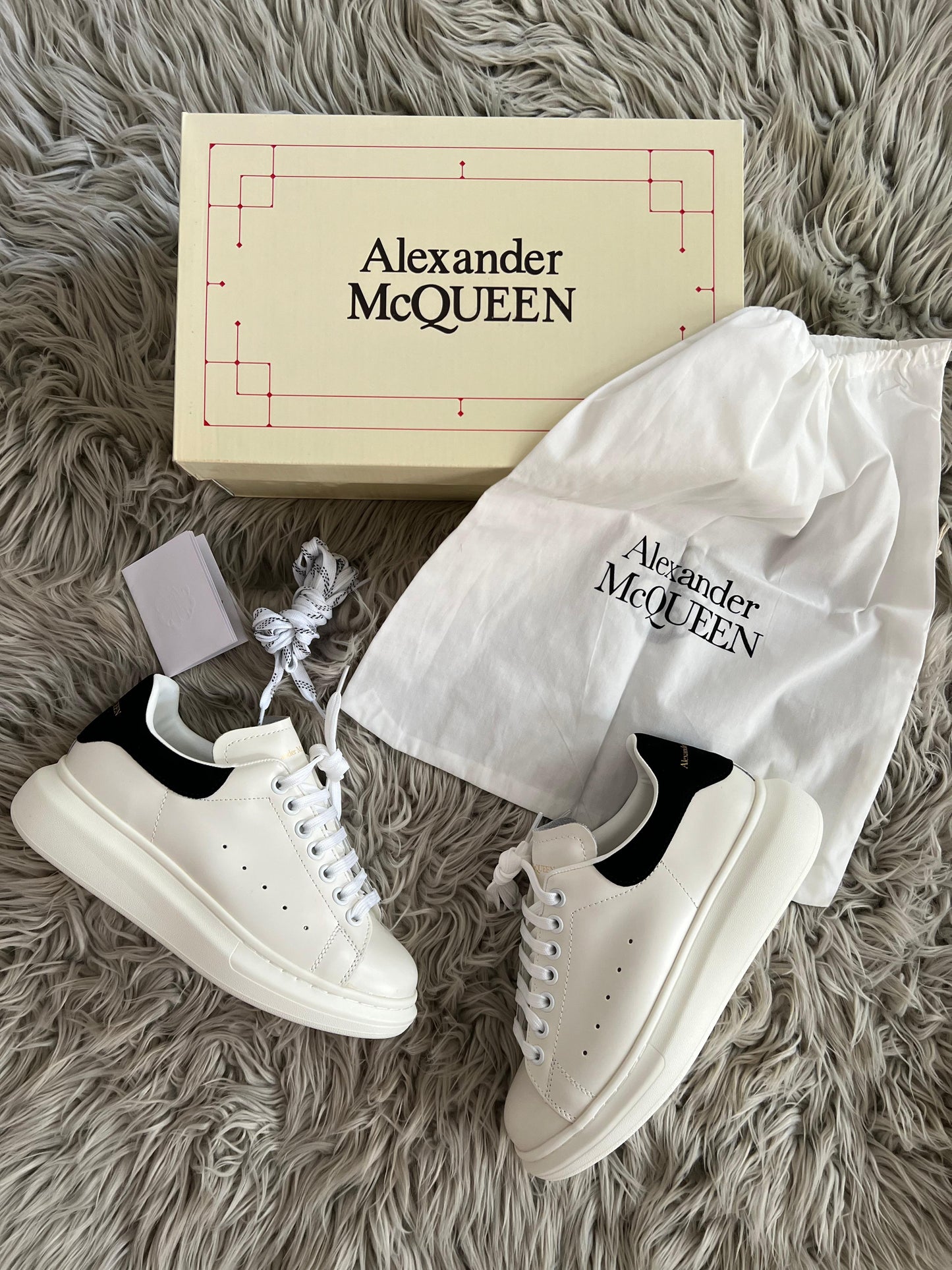 Alexander mcquuen blancas detalles negro logo dorado