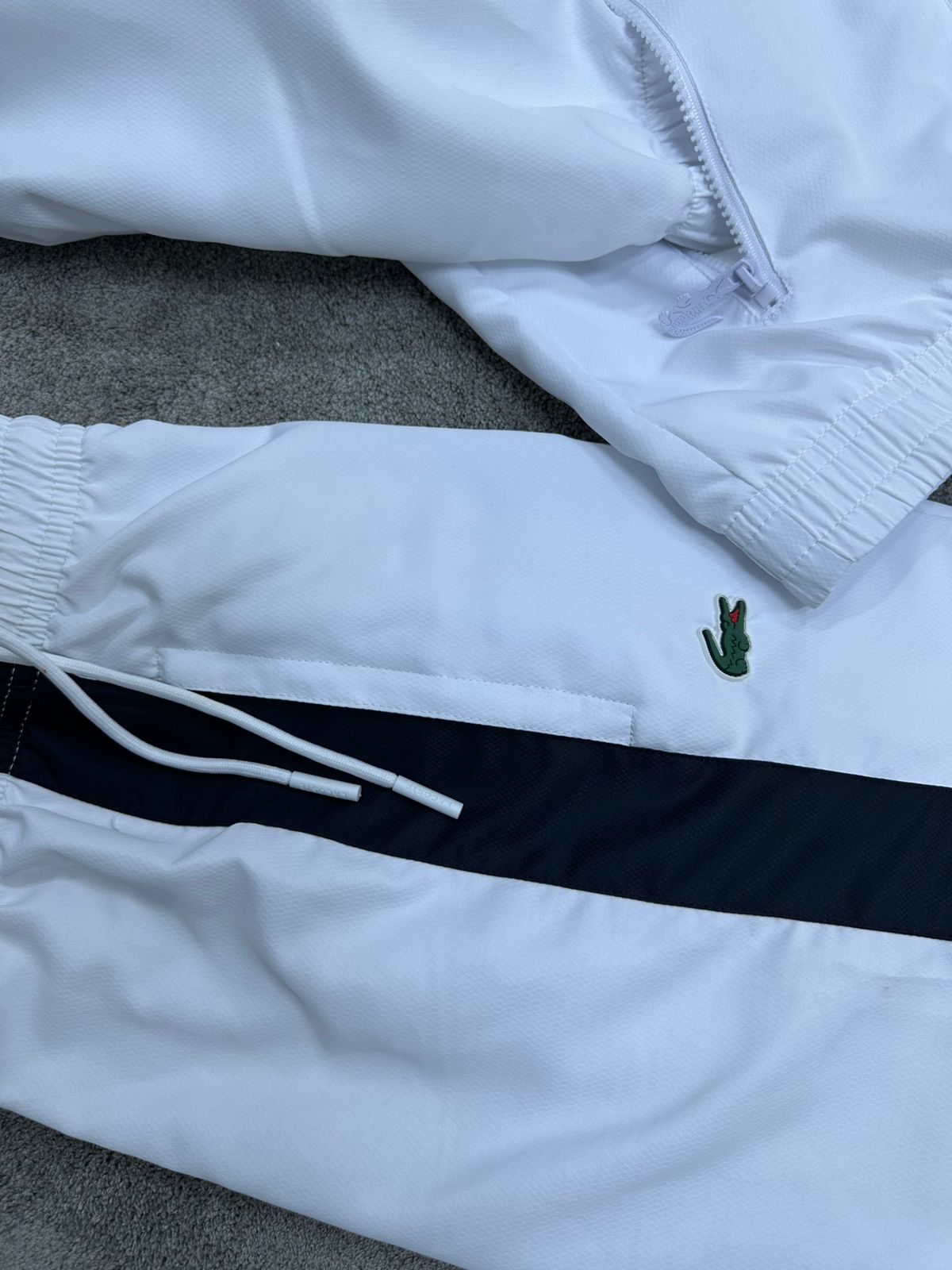 Chandal LACOSTE blanco y negro logo verde