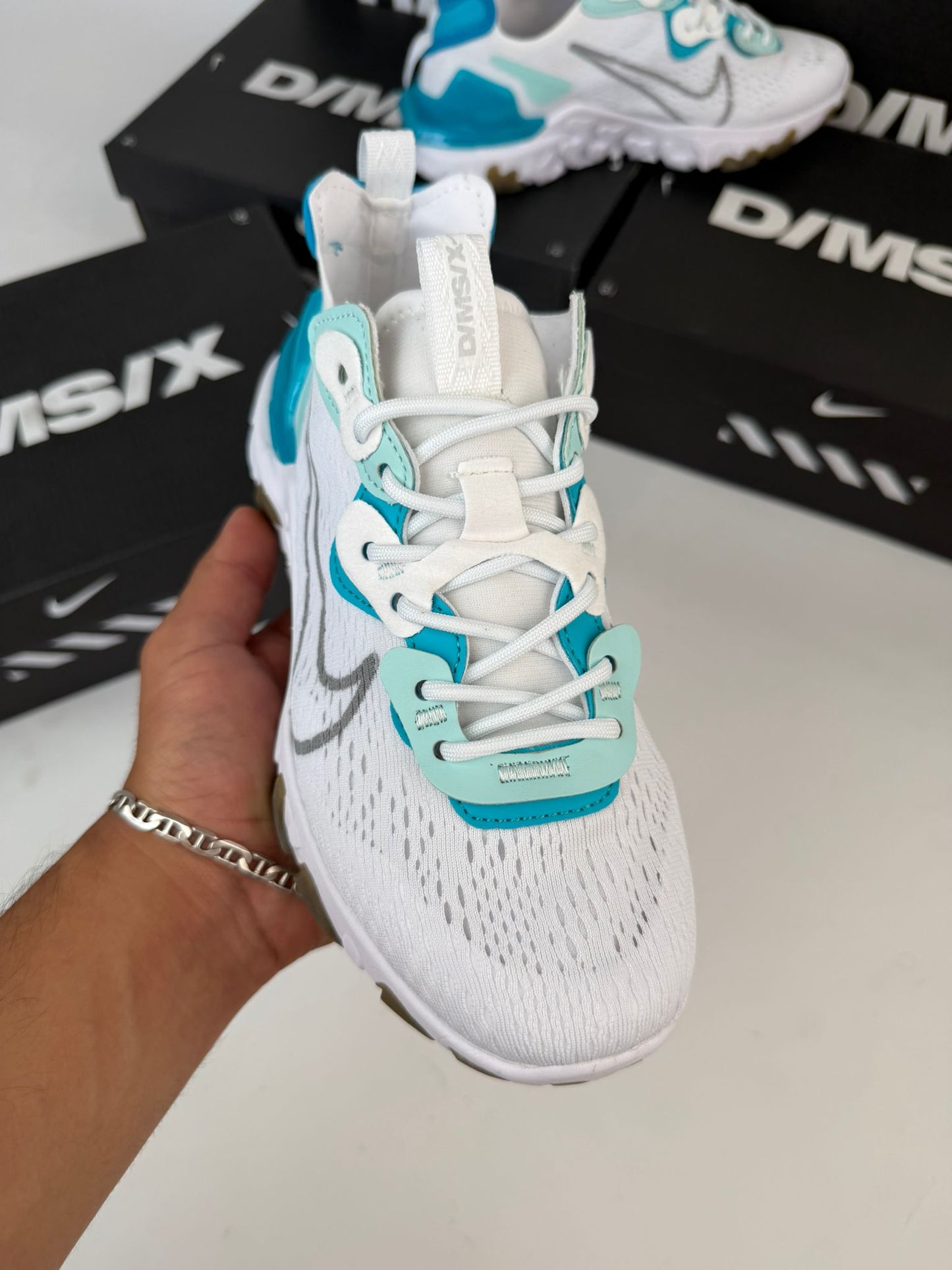 Nike react vision blancas logo gris detalles azules