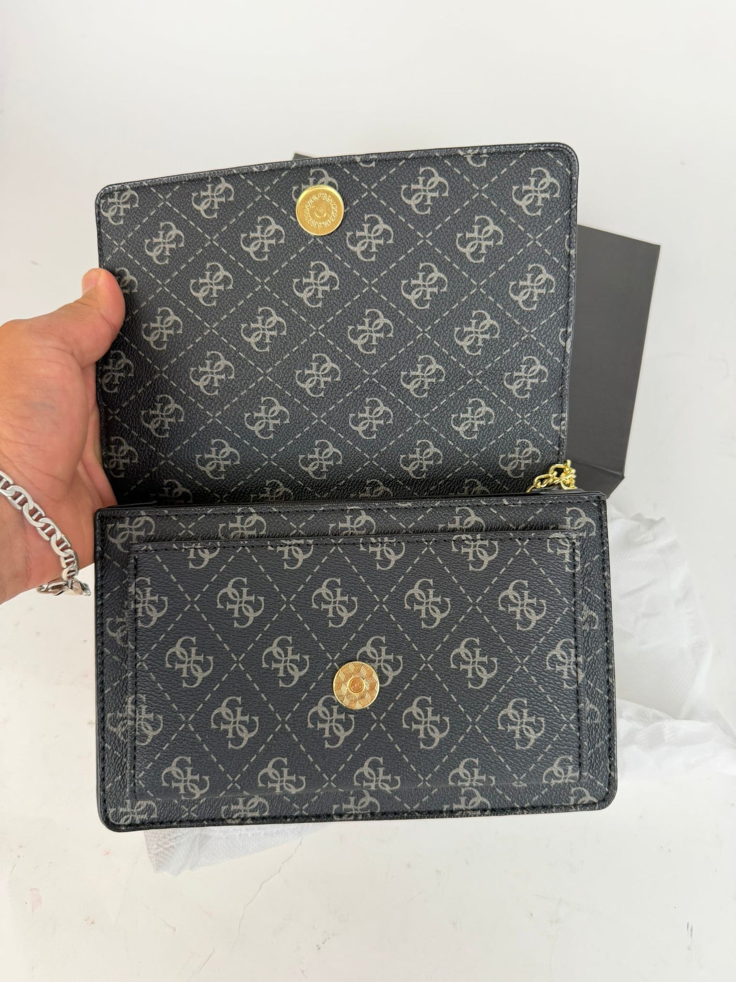 Bolso Guess negro y gris logo dorado