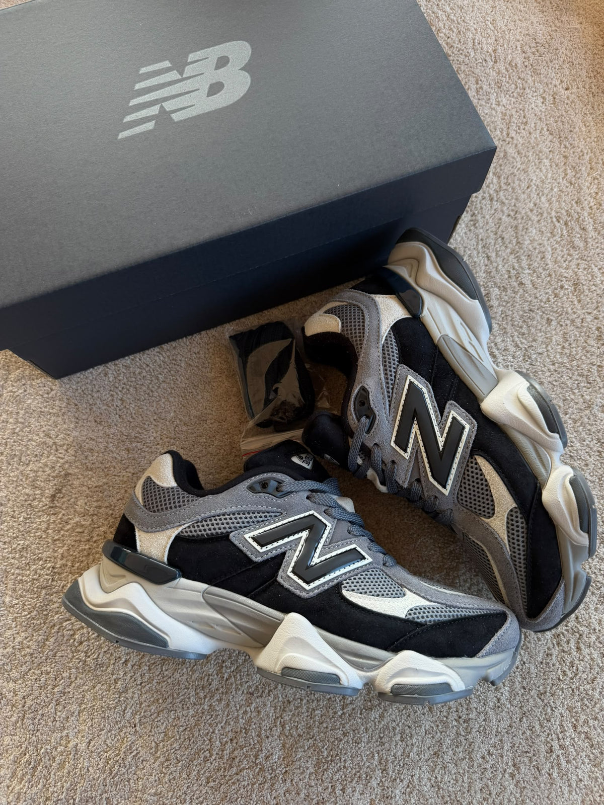 New Balance 9060 grises y negras detalles blancos