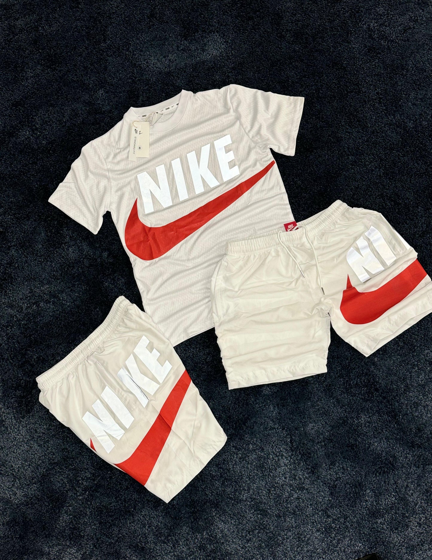 Conjunto nike logo gris y rojo reflectante