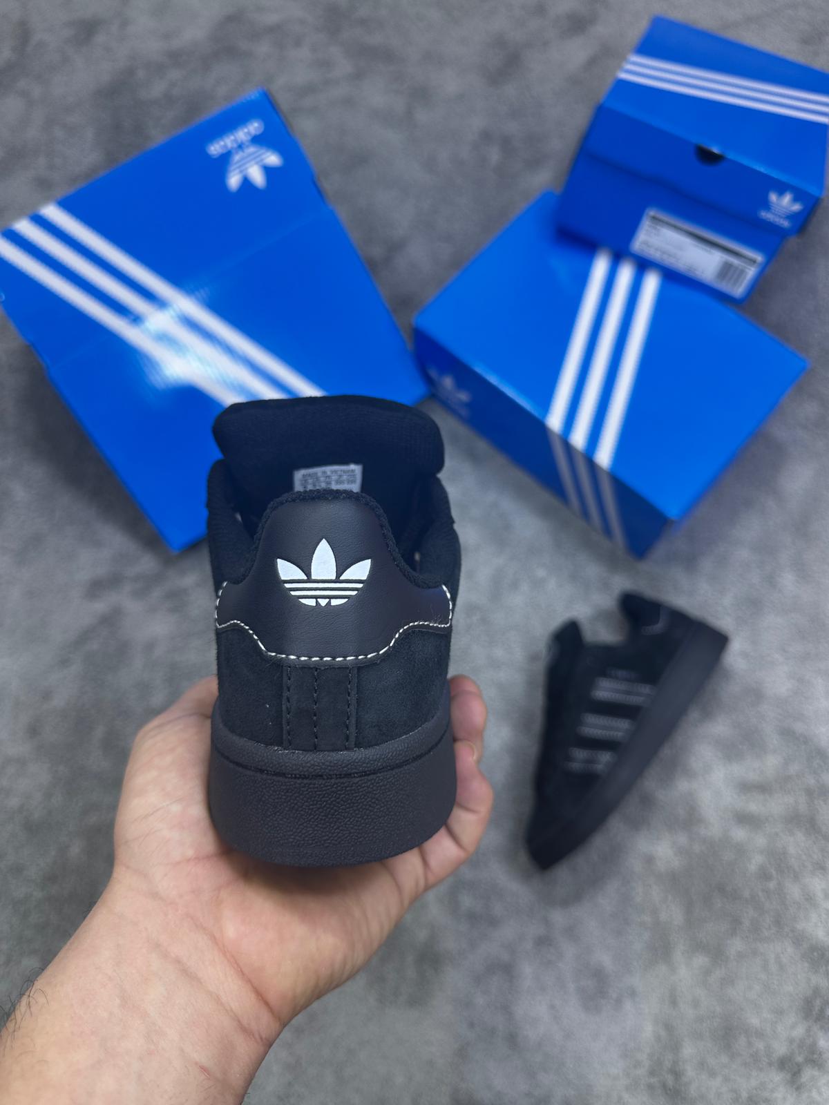 Adidas campus negras logo blanco