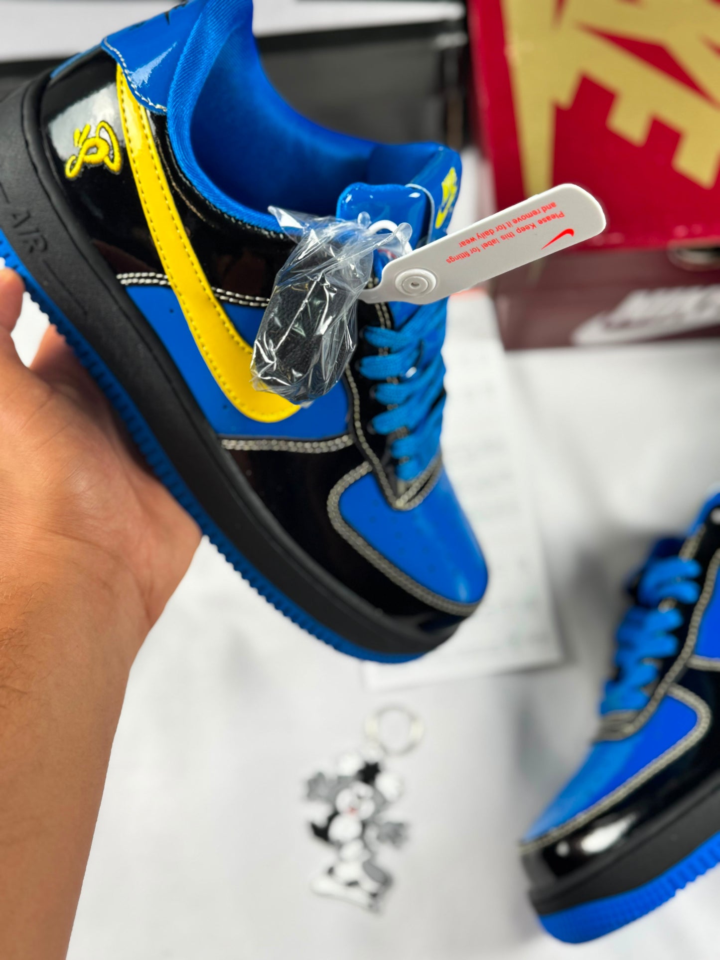 Air Force x Central Cee negras y azules logo amarillo