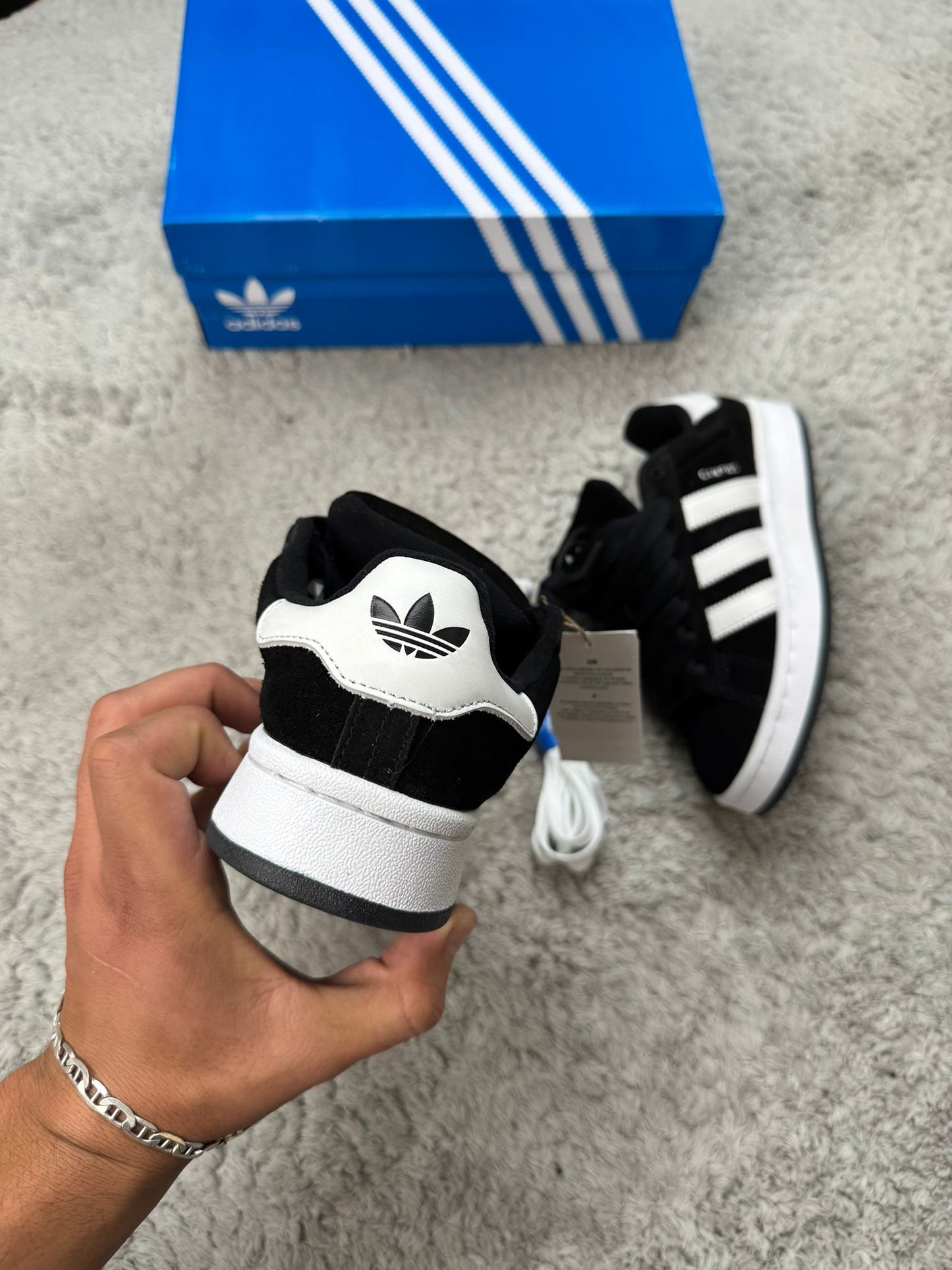 Adidas campus negras logo blanco