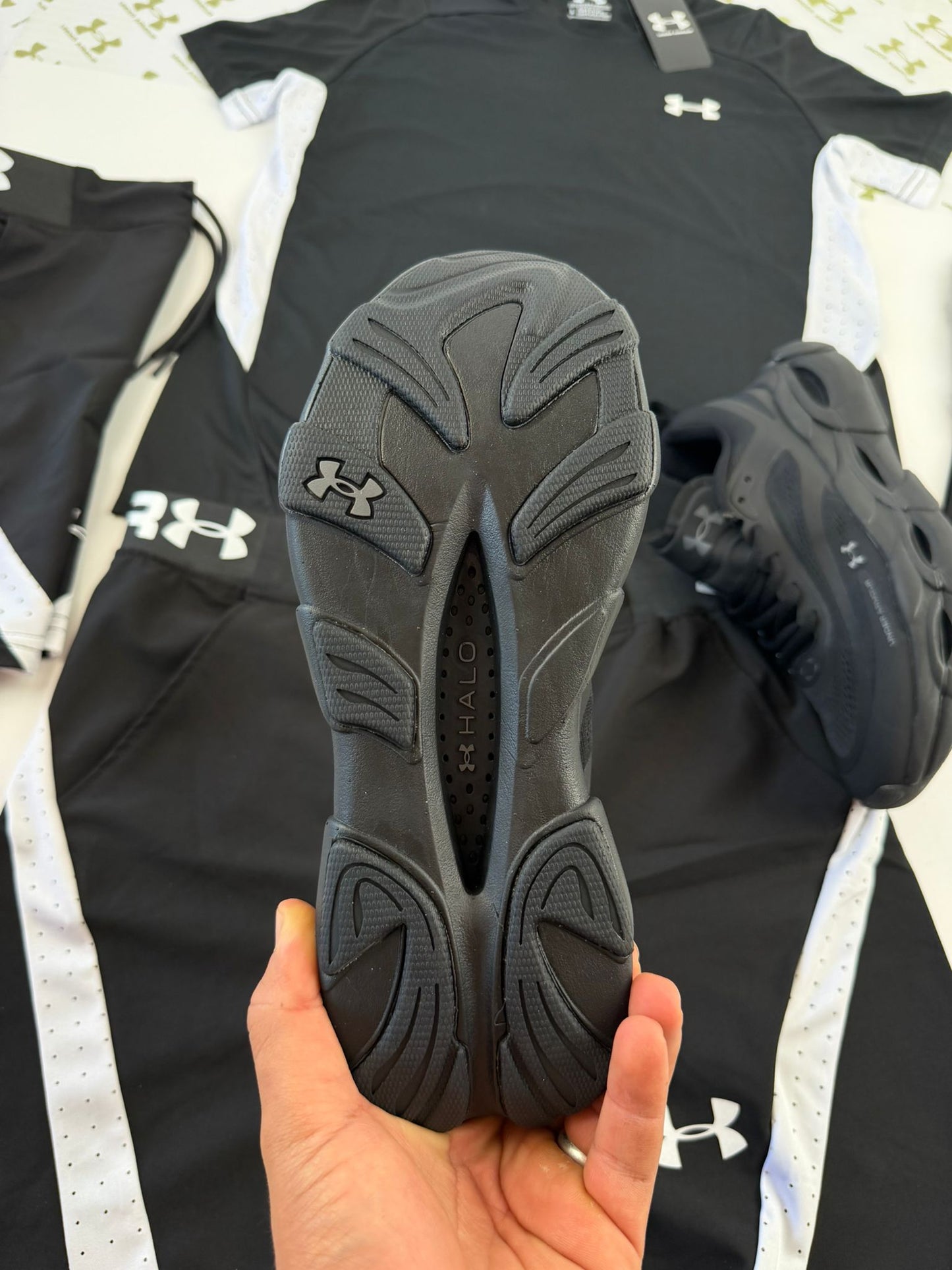 UNDER ARMOUR UA HOVER REACTOR negras logo blanco