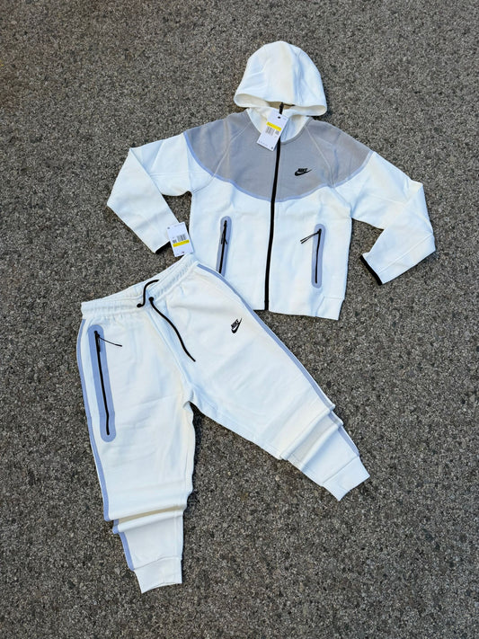 Nike tech blanco gris logo negro