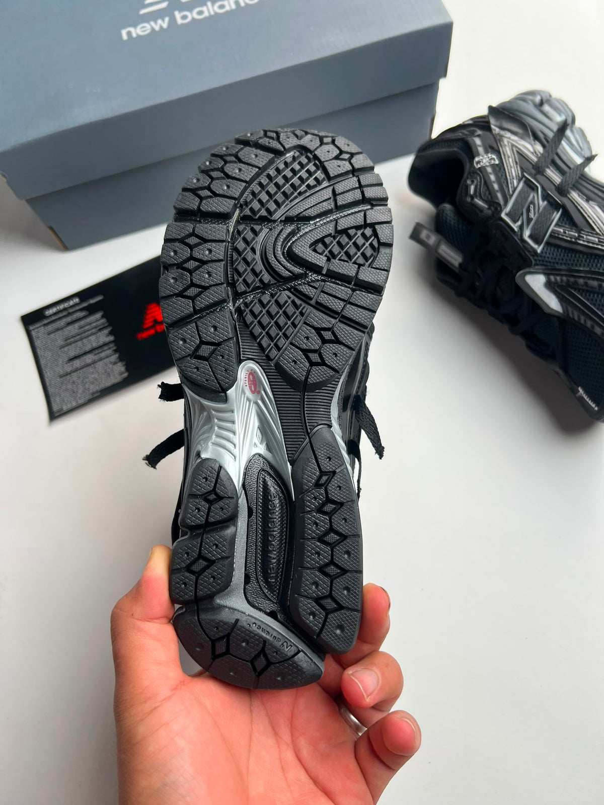 New Balance 1906A negro detalles grises