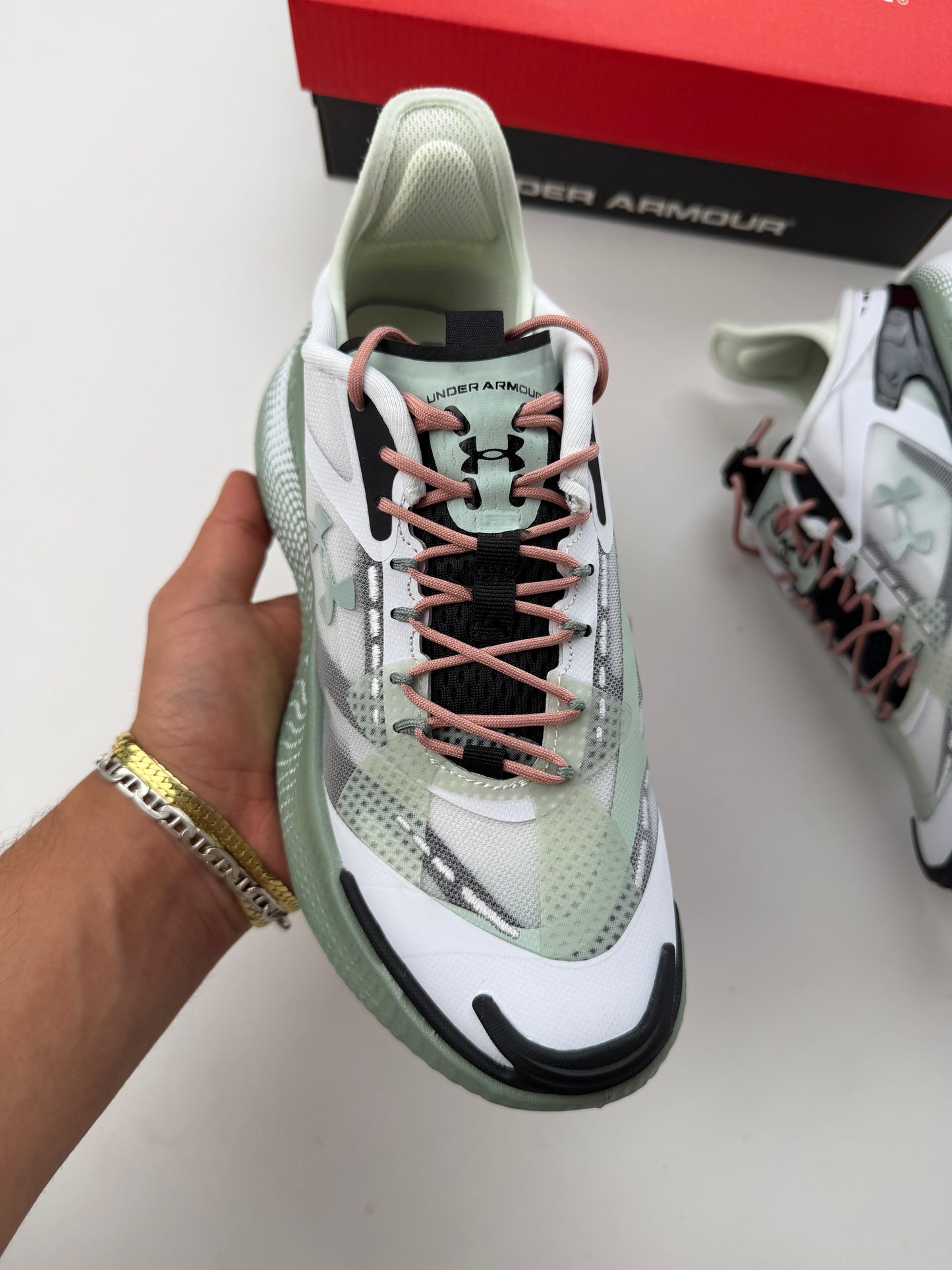 Under Armour Blancas detalles negros logo verde