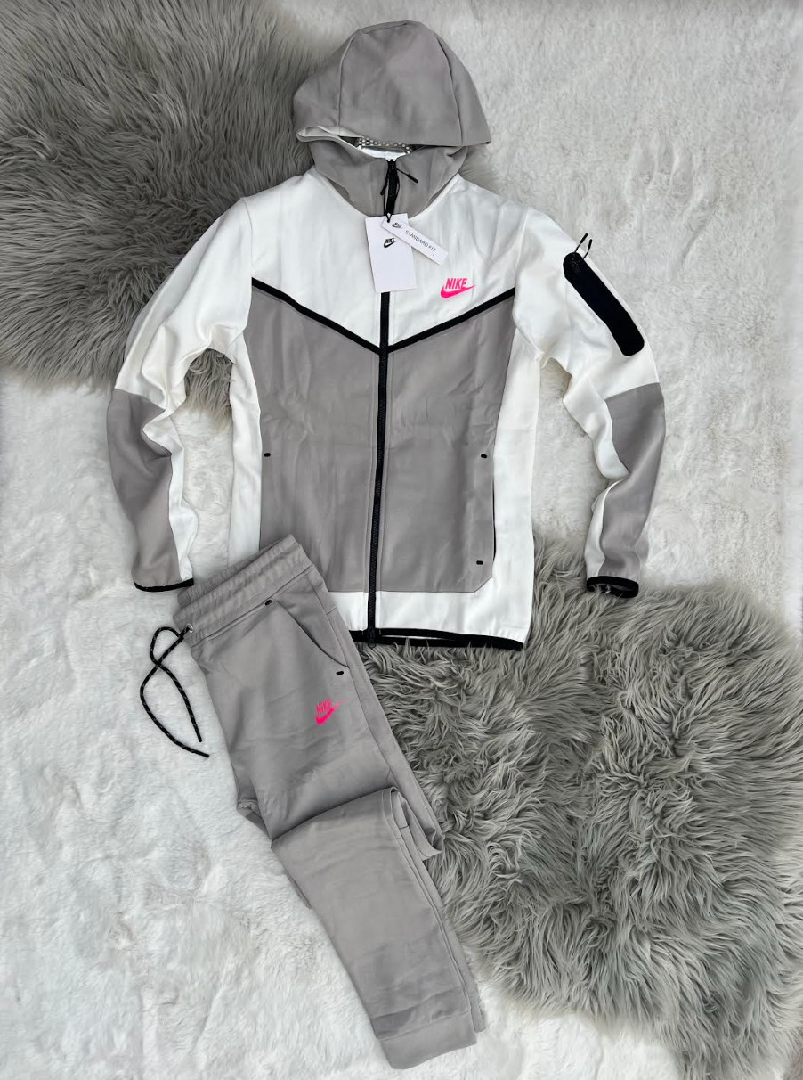 Nike tech blanco y gris logo rosa