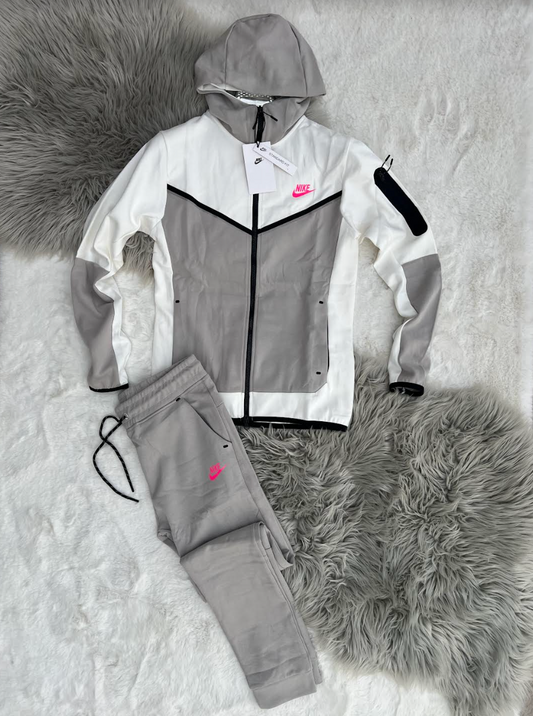 Nike tech blanco y gris logo rosa