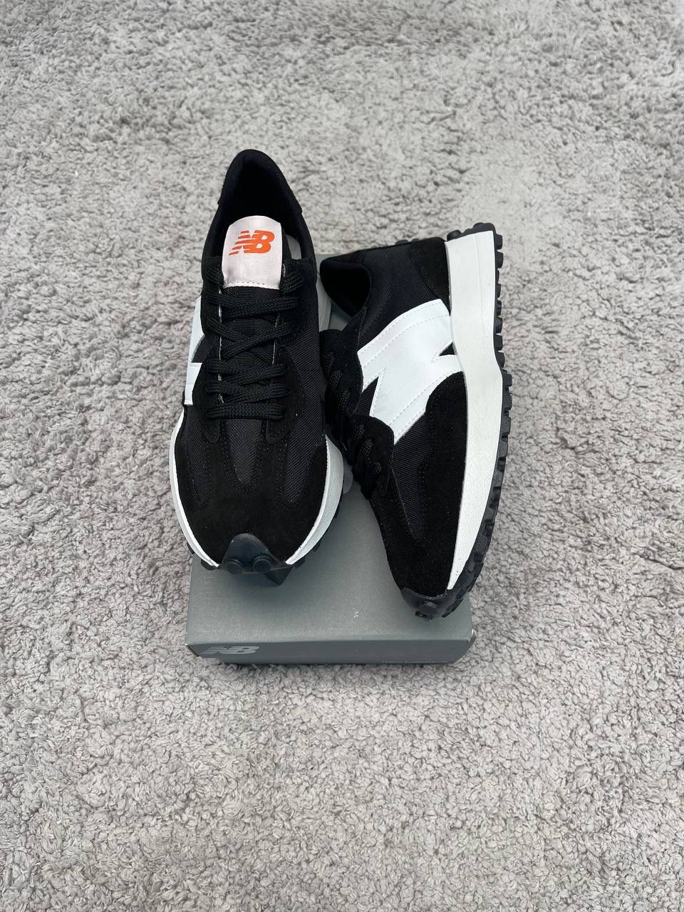 NEW BALANCE 327 negras logo blanco
