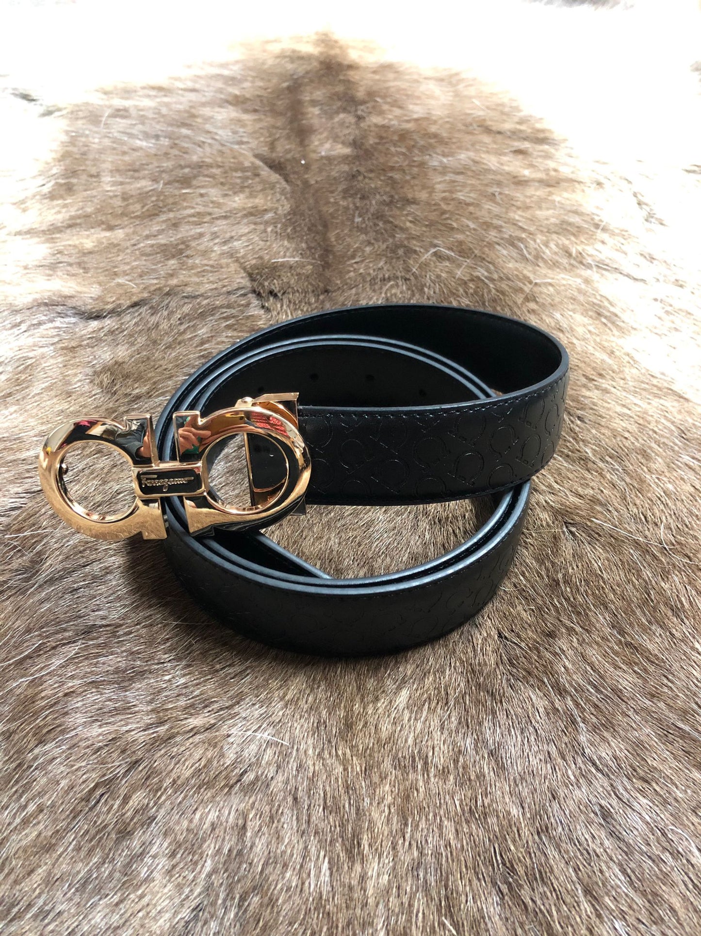 Cinturon FERRAGAMO negro logo dorado