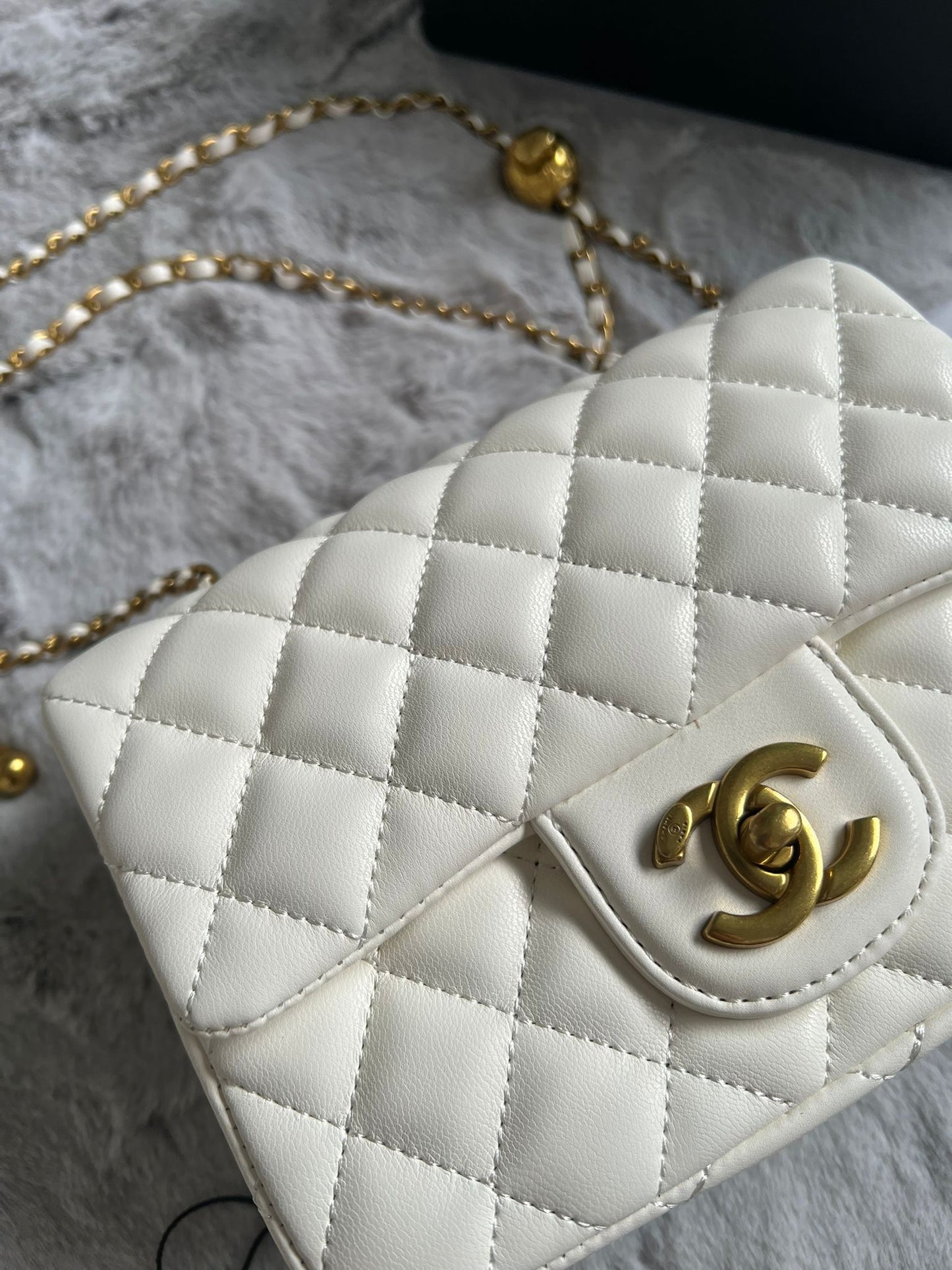 Bolso chanel blanco logo dorado