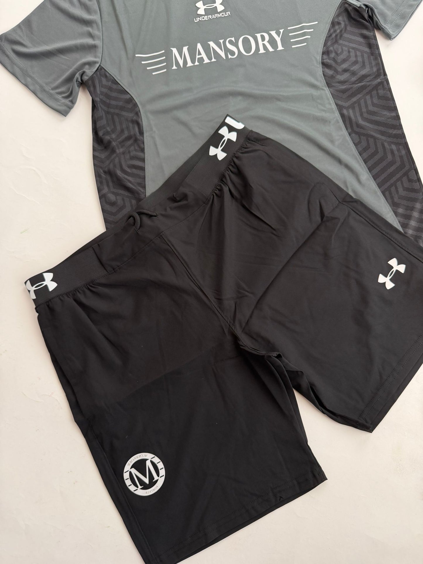 Conjunto corto under armour x Mansory gris y negro logo blanco
