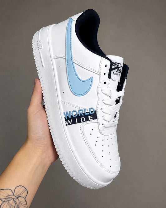 AIR FORCE 1 blancas logo azul claro detalles negros