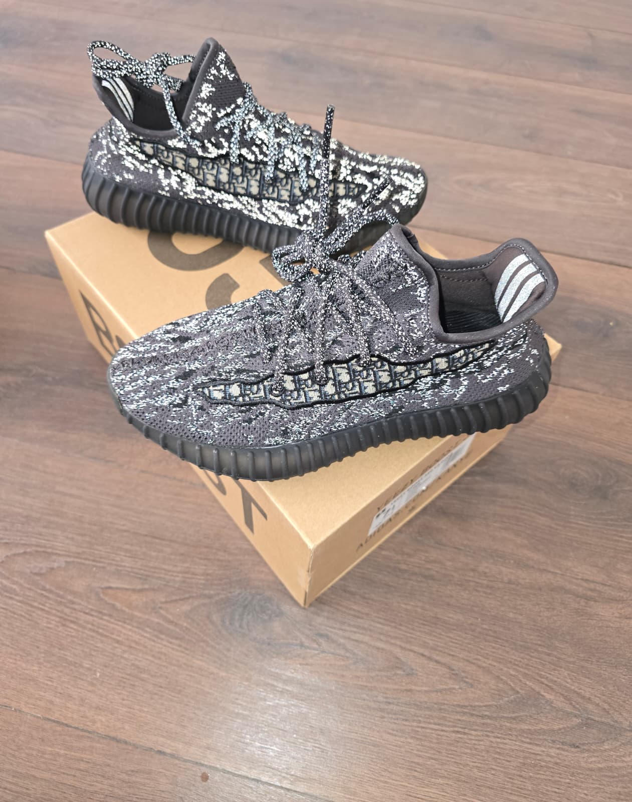 Yeezy boost x dior negra