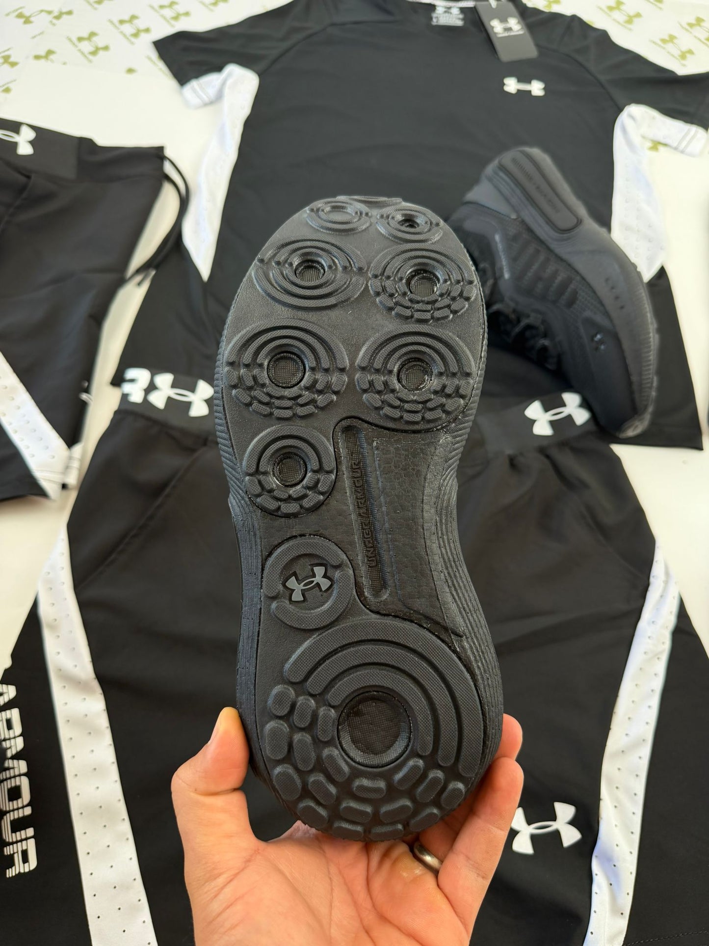 UNDER ARMOUR UA HOVER REACTOR negras logo blanco