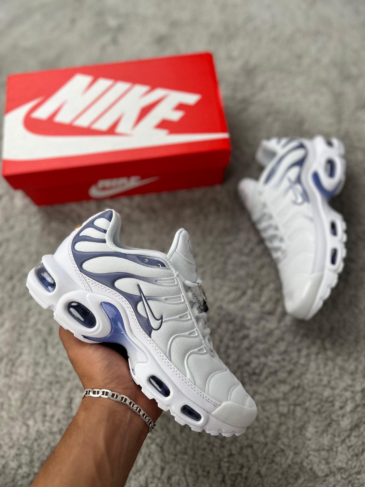 NIKE TN blanca detalles grises contorno azul