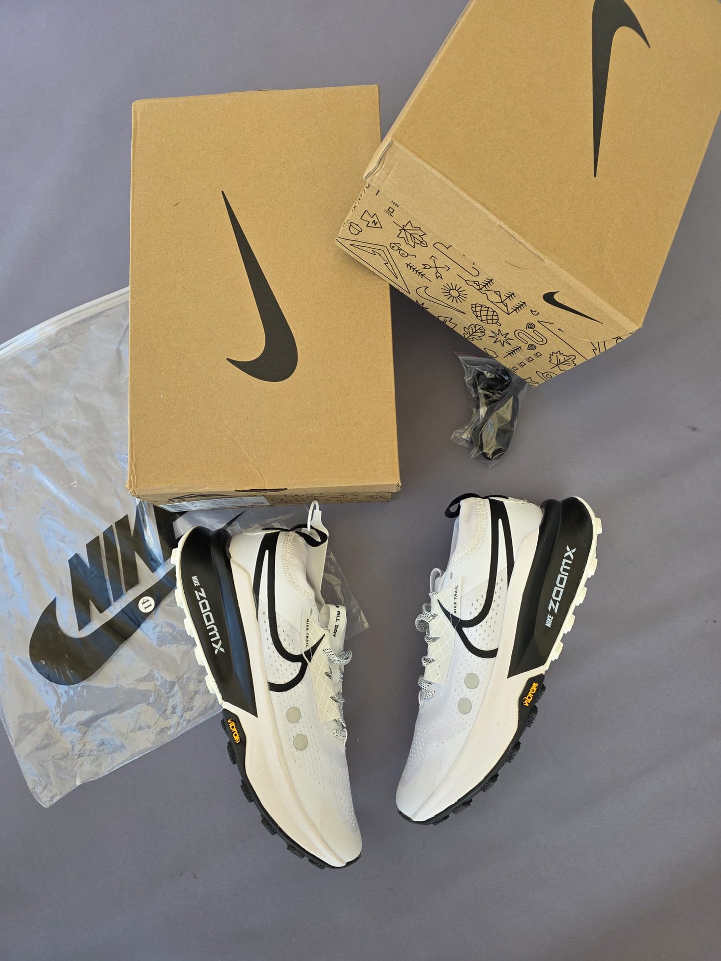 Nike ZoomX Zegama Trail 2 blanca logo negro detalles amarillos