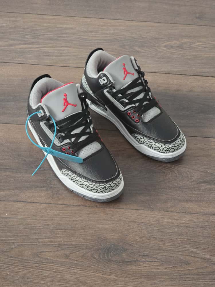Jordan 3 negra logo rojo