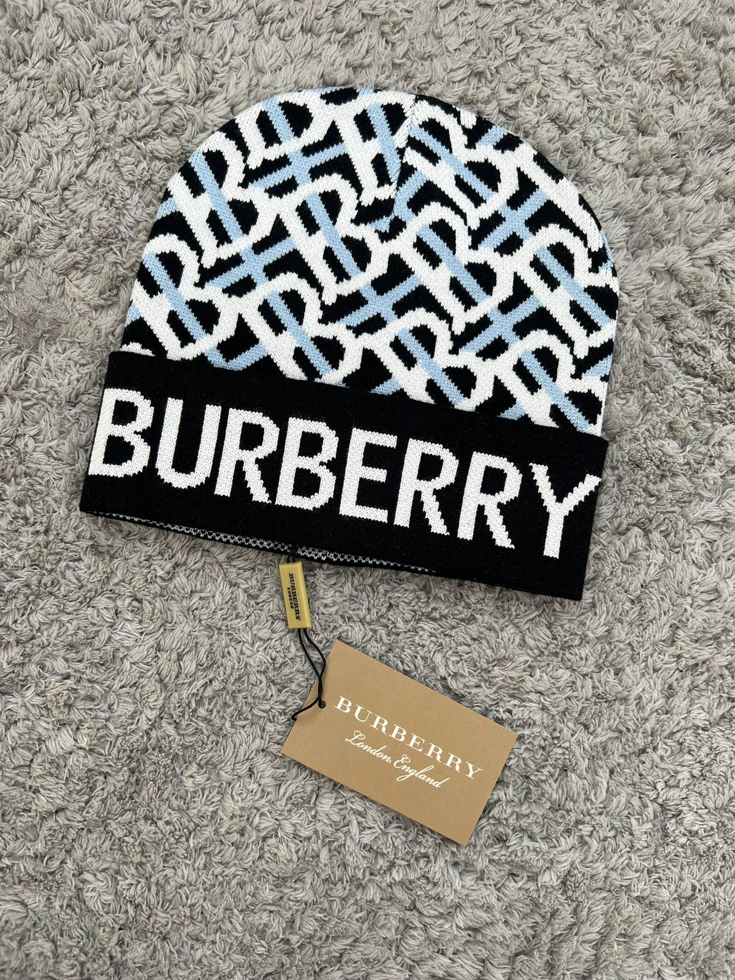 Gorro Burberry negro logo blanco