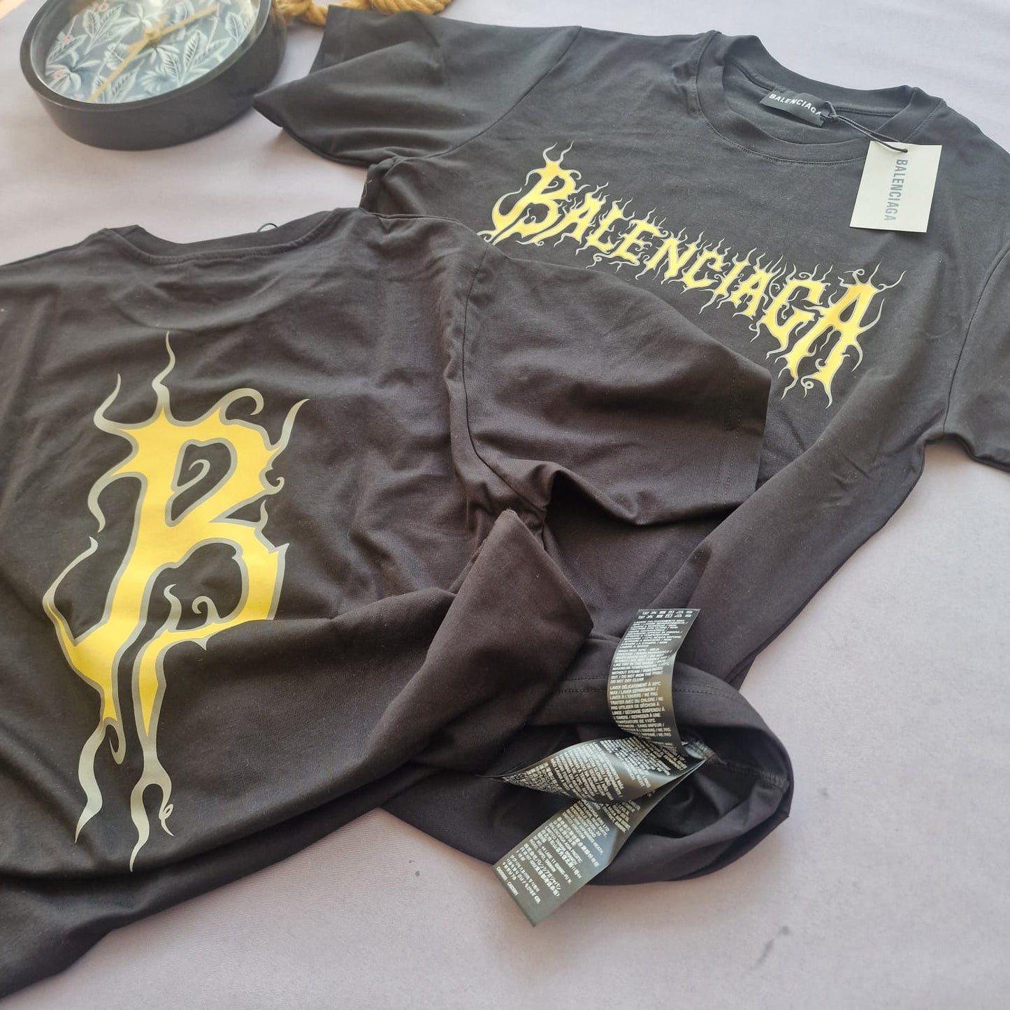 Camiseta balenciaga negra logo amarilllo
