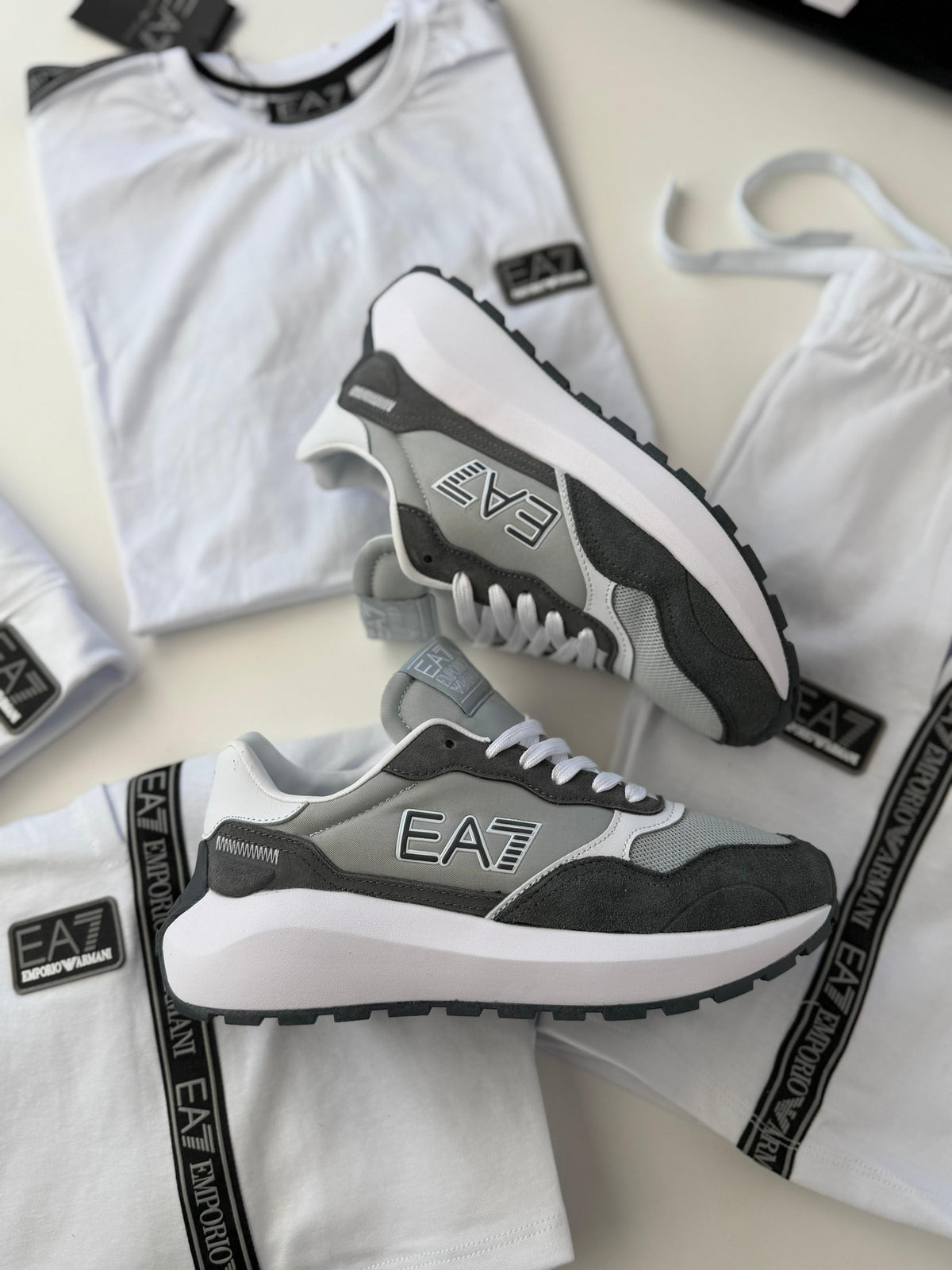 Armani gris logo negro contorno blanco